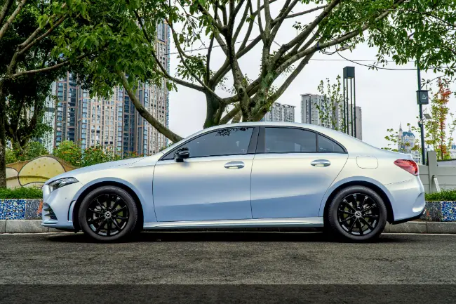 Azul metálico mate con película de pintura TPU dorada