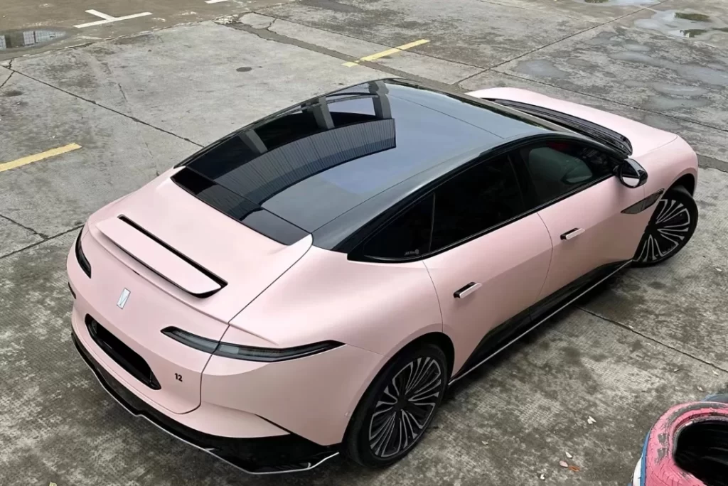 PPF de color rosa con carcasa metálica mate