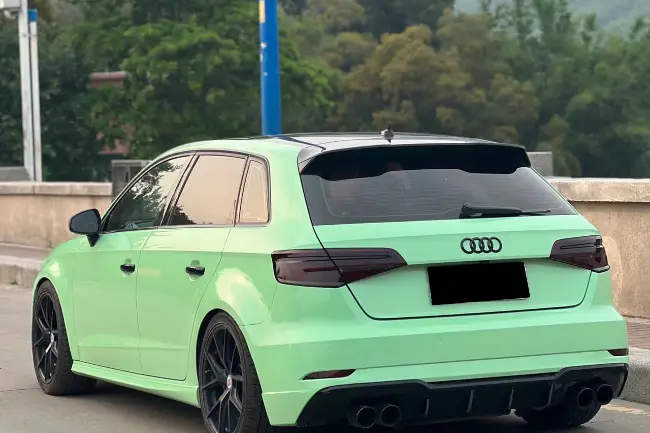 Envolvente de carrocería grisáce-verdoso